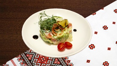 Салат с лососем в ресторане молдавской кухни Casa Maria